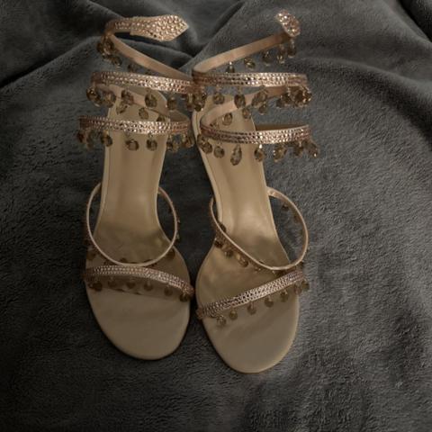 Gold & cream embellished heels with rhinestones and dangling beads #glamour #formal #renecaovilladupe #prom #heels

Size 8.5W/39