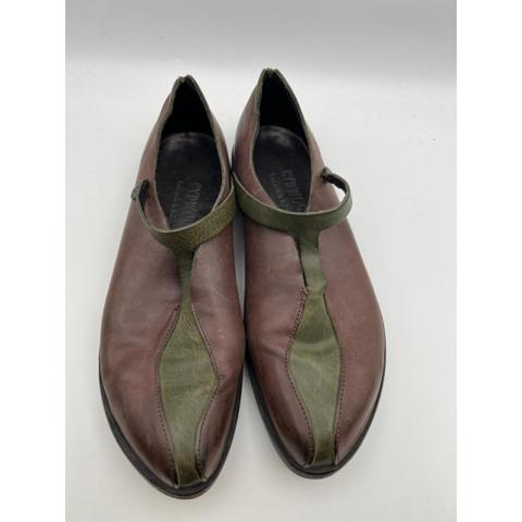 Cydwoq Handmade Leather T-Strap Flats Brown Olive Green Artisan Shoes Mens 37.5

Cydwoq handmade leather flats in a unique two-tone brown and olive green colorway. These artisan-crafted shoes feature a distinctive T-strap design with a single button closure and a pointed toe with a contrasting leather inlay. Constructed with a durable leather sole and low heel, they offer a blend of architectural style and everyday comfort. The high-quality leather uppers show natural variations and a beautiful patina characteristic of handmade footwear.


NOTE: For best fit, compare the measurements with a similar item you already own before purchasing.


Looking for more? Browse our shop for more quality finds. Fast shipping!

#AvantGarde #Two-Tone #flats #casual #chic