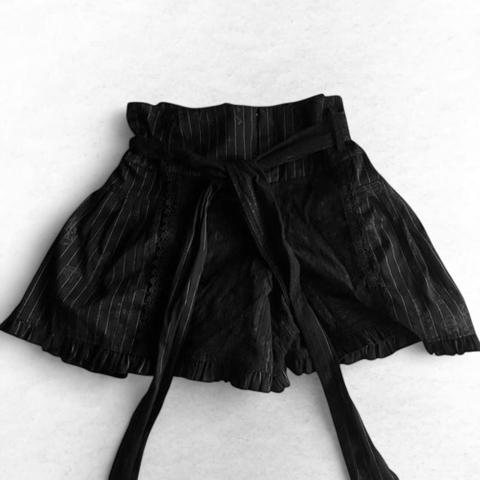 repop- unfortunately didn’t like them on me😞

selling for less than i paid (133 w fees)

h.naoto H.jelly HONEY shorts/bloomers with waist tie

cutest ruffles+ detailed designs, love the stripes

Japanese size F best fits S

#hnaoto #lolita #jirei #jfashion #harajuku