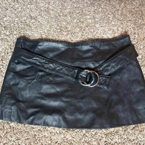 INSANE 2000’s designer claude lamont leather mini skirt low waisted short skirt 2000’s built in belt silver hardware 
great condition 
size small
open to any offers/questions