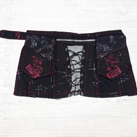 Rare H.naoto black and red skirt.

In amazing pre-owned condition.

Size: o/S but fits small!

Offers welcome, dm for any questions

#h.naoto #hnaotofrill #putumayo #vkei #goth punk archive emo y2k vkei axes femme hnaotofrill hangryandangry steampunk bodyline