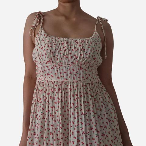 Long white summer dress. Loose fitting and perfect for summer. There are two stains which are shown in the last two pics but over all in great conditions.

My Measurements.
height - 5'5 feet
weight - 133 Ib
bust - 34B cup

 #floral #summerdress #cottagecore #picnicdress #longdress