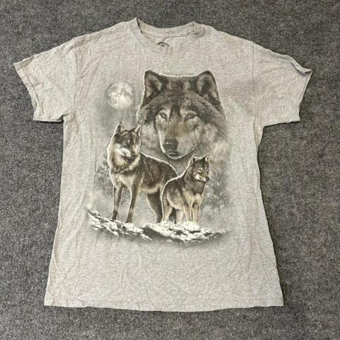 DOM T-Shirt Mens Size M Gray Wolf Moon Graphic Nature Print Short Sleeve Tee

DOM graphic t-shirt in heather gray featuring a nature-inspired wolf and moon print. This short sleeve crewneck has a comfortable regular fit and a classic outdoorsy aesthetic.

Measurements:
• Pit to Pit: 19" (38" doubled)
• Length: 26.5"

#nature #wolf #graphictee

Please review all photos carefully for measurements, material details, condition, and any flaws. Any noticeable flaws will be photographed if present.