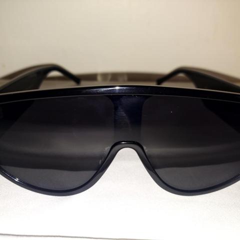 Black sunglasses with gold accents #sunglasses #goldAuthentic Linda Farrow x The Attico Iman Shield oversized sunglasses in black with gold-tone Attico logo detailing.
Model: ATTICO IMAN SHIELD C01
Size: 70□15 140
Unused / never worn. Frames and lenses are in excellent condition.
Includes:
Original Linda Farrow protective case
Original Linda Farrow box
Original Linda Farrow cleaning cloth
Please note: the case and outer box show cosmetic wear from storage, as pictured. The sunglasses themselves remain unused and in excellent condition.
Bold oversized shield silhouette with dark lenses and statement gold hardware. Please review all photos for condition and details.
