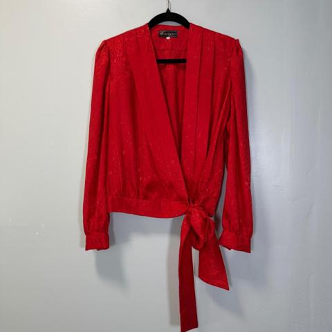 Vintage Marigar Terrassa Red Jacquard Wrap Blouse Top Size 8 Festive Holiday

Vintage Marigar Terrassa Red Jacquard Wrap Blouse Top Size 8

• Vintage jacquard fabric with subtle floral pattern
• Surplice wrap front with side tie closure
• Long sleeves with button cuffs
• Padded shoulders for a structured silhouette
• Elasticized back hem for a tailored fit
• Vibrant red colorway

This item is in excellent used condition.

Measurements:
• Pit to Pit: 21in (42in around)
• Length: 23in

vintage, jacquard, wrap top, red blouse, 80s style, 90s style, evening wear, holiday, festive, marigar terrassa

#Party #80s #90s #Chic #Office