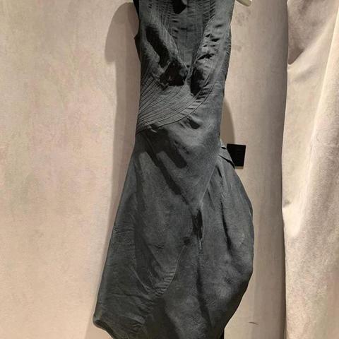 Marc le Bihan black midi dress with a touch of whimsy, made for a special occasion.
Bought two yrs back from selfridges, brand new. Could use an ironing but it’s in perfect condition. Can’t fit me anymore so I’m selling it now, very very sad to see it go😢


Size says 40, could fit a 8-10. 

#Marc le Bihan #gothicglam #mididress