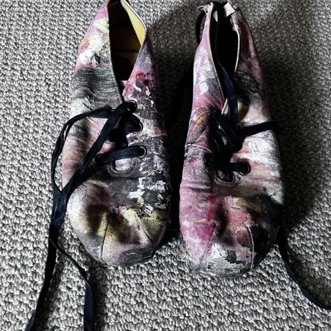 Kidill/HIRO platforms

Extremely rare

Size 40

Open 2 offers (not accepting lowballs)

The quality on these is fine but you’ll need to get the back tailored in order to properly wear them

Could also just be a collectors item too or something idk

#vkei #archive #craigmorrison #20471120 #batsuclub