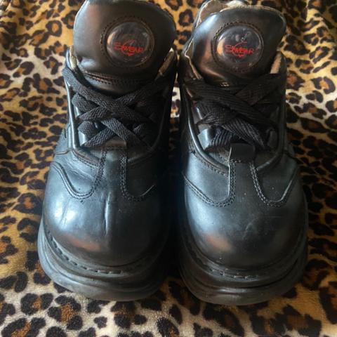 Swear London SM04
Size 39 (US mens 6.5)
In great condition, only worn once by me. I’d keep dem but they’re too big on me D:


#swearlondon #swears #rave #couchuk #craigmorrison cyberdog beautybeast archive mallgoth