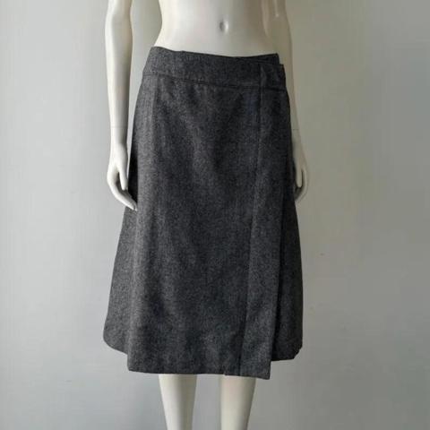 A/T by Atsuro Tayama vintage grey wool midi wrap skirt with hidden buttons. In perfect condition. Must be dry cleaned or hand washed.

Marked size: 36
Fits like: S
Waist: 28”
Length: 25”


#wool#woolblend#minimalist#90s#midiskirt

Shown on a size S mannequin.