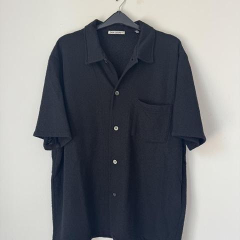 OUR LEGACY BOX SHIRT SHORTSLEEVE

colour: black
condition: perfect; worn once
made in: portugal
fit: oversized, relaxed

p2p: 23.5"
length: 28.5"