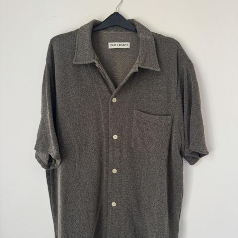 OUR LEGACY BOX SHIRT SHORTSLEEVE

colour: muck boucle
condition: perfect; never worn
made in: portugal
fit: oversized, relaxed

*note: slight imperfection on chest; present when bought; not noticeable 

p2p: 23.5"
length: 28.5"