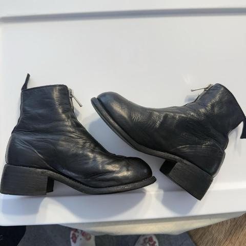 Guidi PL1 Boots, Size 35 Italy, Size 5 US, Horse Leather Black

The Guidi PL1 Boots in size 35 Italy (5 US) are high-quality, stylish black leather boots designed for women. Made in Italy with horse leather, these booties feature a unique horse theme that adds a touch of elegance to any outfit. With a comfortable fit and a sleek black color, these Guidi boots are a versatile and fashionable addition to any woman's shoe collection. Perfect for adding a touch of sophistication to any look, these boots are sure to make a statement. Excellent preowned condition.
