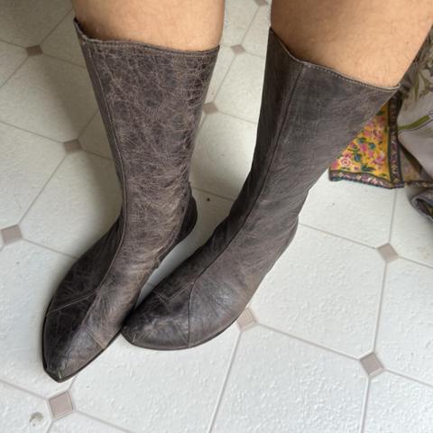 cydwoq flat leather boots handmade in usa size 36.5 fits women’s . so beautiful worn patchwork leather. elvish .. something the wraiths in lotr would wear… they are my prized possession i just don’t wear them enough 

#vintage #depopseller #handmade #leather #esoteric