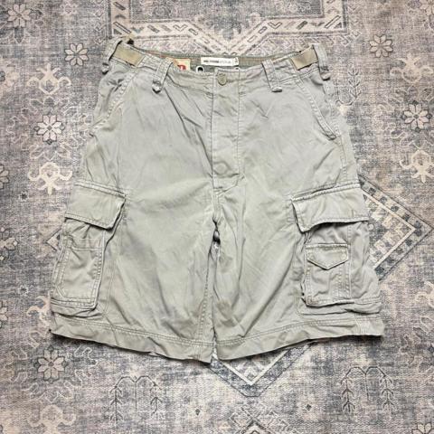 Nigel Cabourn Utility baggy tactical cargo shorts vintage 2000s 

Nice thick cotton, technical pockets on either side and adjustable waist. Great used condition no flaws just general wear.