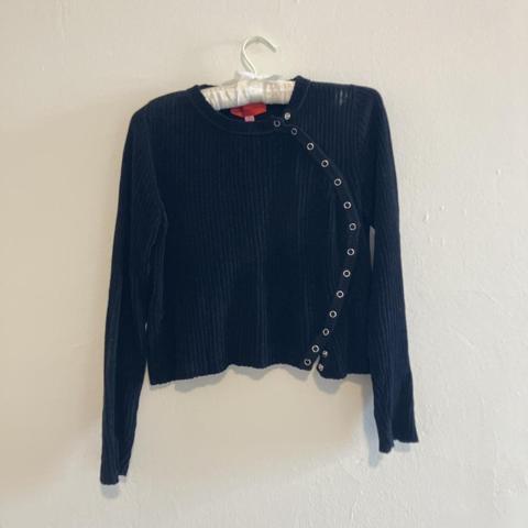 ECKHAUS LATTA 
Velour snap knit cardigan
Pre-loved, some areas of the yarn are a little worn but lots of love left!
Size M
Cropped fit

Super, super cute sweater :)