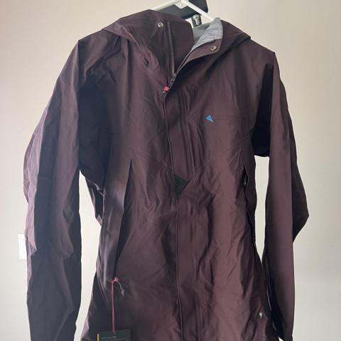 Klattermusen Asynja medium. Still brand new with tags, a little darker than the stock photo. Went up a size instead of returning. Arcteryx too normie for me rn

Pit to pit: see picture (webbed fit around pit)
Length: see picture 

Tags: and wander, arc’teryx, Goldwin, Napapijri, north face, rab, Patagonia, fjallraven, gorpcore 

rain jacket, waterproof, outdoor gear, alpine, technical, windbreaker, trekking, hiking, mountain jacket, lightweight