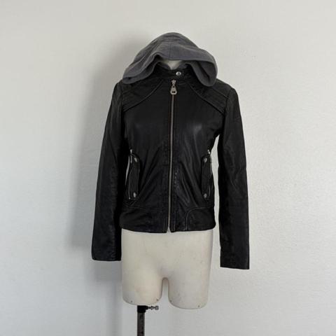 DOMA 100% Leather Made in Argentina Y2K Leather Jacket with removable cotton hood.
So cool, love this style.
Small, measurements in photos.
Zero flaws.
Refer to all photos.
No returns.





#DOMA #LeatherJacket #Y2K #Indie #BodyCon