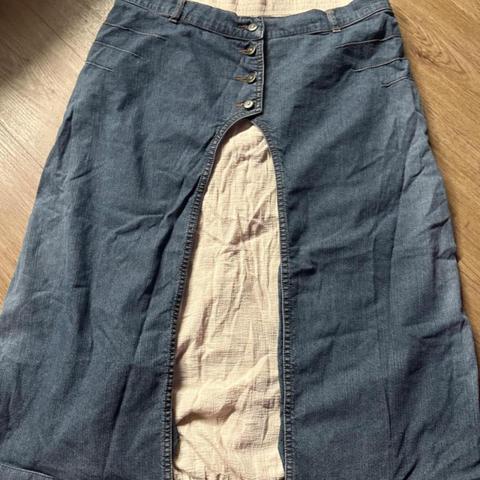 Cop Copine Paris denim skirt with beige removable lining — buttons & star detailing ⭐️ perfect for fall 🍂 

bottom of lining is scrunched & stretches on waist ! 

Size: S-M 


 #copcopine #paris #denim #denimskirt