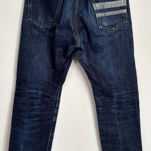 Momotaro Jeans Men 31 Pink Selvedge Denim Going To Battle Stripes Made In Japan

This pair features the brand’s iconic dual white "Going to Battle" battle stripes painted across the back right pocket, authentic copper rivets, a genuine heavy cowhide leather waistband patch, and a classic pink selvedge ID line along the outseam cuff.

31 x 32 (uncuffed) 30 (cuffed)

Excellent pre-owned condition with premium, personalized fading characteristics (whiskers and honeycombs). Slight fading on the knees, but the denim is still thick and strong. 

The fabric still holds excellent weight, structural integrity, and deep indigo tones.Free from any major rips, stains, or structural damage.

Brand: Momotaro JeansOrigin: Made in Okayama, JapanFabric: 100% Zimbabwe Cotton Premium Japanese Selvedge DenimStyle/Line: "Going To Battle" (GTB) Series

Gorpcore, Americana, Workwear, Rugged, Streetwear, Heritage, Hypebeast, Premium, High-end, Heavyweight, Distressed, Faded, Whisker Fades, Honeycombs

0154