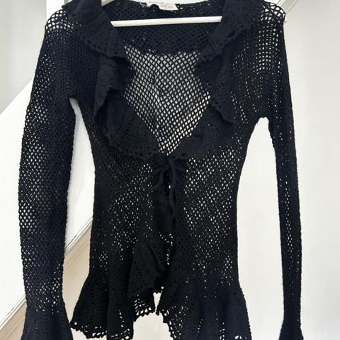 Yoshiyuki Konishi 
Black wool crochet cardigan 
Ruffles with tie detail 

Fits a size 6-8