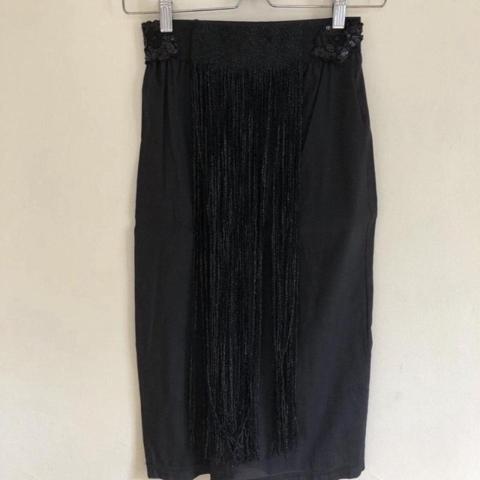 Black sequined fringe skirt by Jurgi Persoons. I believe the skirt body is cupro the fringe is nylon and the waist is elastane. Original tags still attached, very good condition.

Waist: 11.75” across (has stretch)
Length: 26.25”