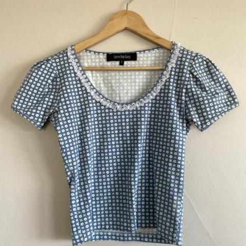 Cute Lieve Van Gorp floral print cotton shirt with a white lace detail around the neckline. Scarce piece that I haven’t personally seen anywhere else. No flaws. Size small, see measurements.

Chest: 15.25”
Shoulders: 14”
Sleeves: 6”
Length: 18.5”
