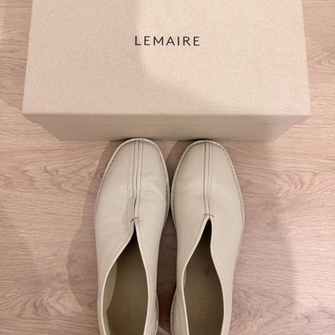Lemaire beige leather slip-on chinese loafers SSENSE Exclusive

Bought from SSENSE 

Condition: 7.5/10 
Size: 41 (fits TTS)

#minimalist #designer #lemaire #loafers #shoes