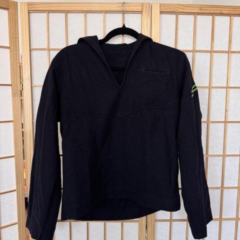 Vintage 60’s Sailor US Navy Military Jumper Mens 38 Navy 100% Wool Undress Issued

Tagged Bode for exposure

📥 message before purchasing 

In good condition
Without stains or tears
DSA 100-68-C-1200
Reversible: one side has a patch pocket, other side has a chest seam pocket with a green arm patch

Condition: Deadstock Vintage 
Tagged: 38 fits medium 

Flat Measurements
Chest: 19
Sleeve: 23
Length: 23

#vintage #armysurplus #military #bode #americana