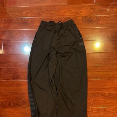 Brow needles track pants
-size L