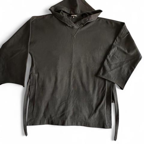 Damir Doma archive long hoodie with side vents/slits and straps. Circa 2010. This top will go well with your dark fashion closet, with Julius, Rick Owens, Yohji Yamamoto, Ann Demeulemeester, Guidi and the like.

100% Cotton
chest 26" flat
shoulder 21" flat
front length 31" (longer)
back length 26"
sleeve 22" with raw edge
sleeve opening 8"
excellent condition

#damirdoma
#darkfashion
#archivefashion
#designer
#gothfashion