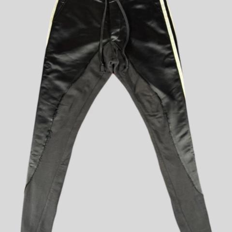 Greg Lauren - 50/50 Long Slim Pants

A hybrid design blending contrasting textures in a slim silhouette. This piece features a unique construction with raw-edge detailing. 60% Polyester, 38% Cotton, 2% Rayon. Made in Los Angeles, USA.  

CONDITION 
Good vintage condition. Please note there is a small, barely visible scratch on the front thigh. Please refer to the photos for full details. This is a pre-owned item. Unisex - SIZE S (1)  

Find us everywhere: @boycotearchive