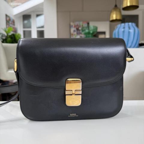 A.P.C small Grace bag. Leather and inside very good condition. Light wear on metal clasp. Retails for £490.
#apc #crossbodybag #frenchstyle