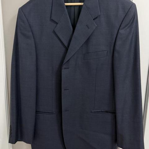 DM before buying so I can disable the boost

Beautiful navy jacket made of Loro Piana Super 120s Tasmanian virgin wool, with a viscose lining. Features padded shoulders and beautiful buttons. Only small flaw is the tiny tear on the left lapel.

Measurements:

Chest, pit to pit
57 cm
22.4 in

Approx. doubled chest
114 cm
44.9 in

Shoulders, seam to seam
50 cm
19.7 in

Sleeve, shoulder seam to cuff
65.5 cm
25.8 in

Back length, base of collar to hem
79.5 cm
31.3 in

Hem width
63 cm
24.8 in
 #formalwear #tailoring