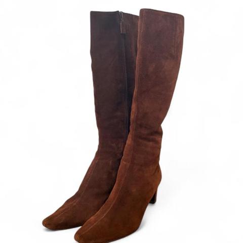 Vintage Bode Suede knee-high boots - size EU 39 / 8 - very good condition 

Originally retails for $200

Bought this at a vintage store in London. Selling because they’re too big on me. Shoes are barely worn and soles looks almost new (shown in pictures) 

#vintage #boots #shoes #classy #designer