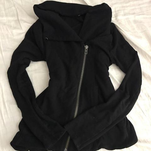 Helmut lang crazy asymmetrical zipup black jacket

Really unique piece, there is buckle at top to make scarf like silhouette 
So many ways to style 
Super comfortable material

Size s 
Small stain shown on last slide easily covered 





For exposure: kmrii archive avantgarde japanese fashion jfashion experimental ifsixwasnine hnaoto runway