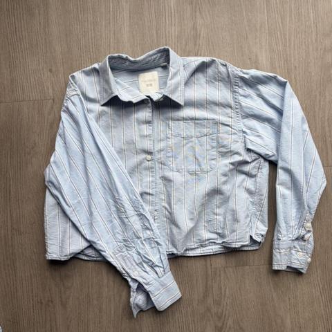 Uniqlo JW Anderson Collab Cropped Shirt Blue Stripe S

Uniqlo's JW Anderson collaboration cropped button-up in crisp blue and white stripes—a designer collab piece that punches above its price point. The relaxed, slightly cropped silhouette with a structured collar reads effortlessly smart-casual; pair it oversized as a layering piece or fitted for that elevated prep aesthetic. Similar to the understated minimalism of COS or Oliver Spencer. Size S. Very lightly worn, excellent condition with no flaws.

#uniqlo #cropped #designercollab #preppy #buttonup

TAGS: uniqlo, jw anderson, cropped shirt, blue striped shirt, men's small, designer collab, minimalist shirt, smart casual, oxford cloth, button up shirt, preppy style, layering piece, vintage inspired, spring shirt, oversized fit, streetwear