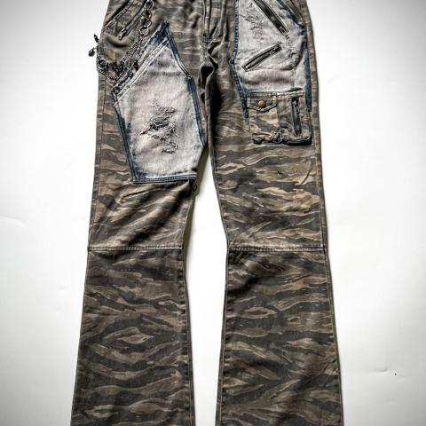Clone Devgru Tiger Stripe Camo Distressed Multipocket Bootcut Pants

⚠️Actual size measured by hand on the floor (approximately)

📏 Units: inches
Tag size: L
Waist : 31”~ 32”
Thigh : 11”
Front rise : 10”
Length (Inseam): 31”
Length (Outseam): 41”
Leg opening: 9“

• Material: Cotton
• Condition: 8/10 ,( Used )
—————
#ifsixwasnine #tornadomart #archive #japanesefashion #y2k
