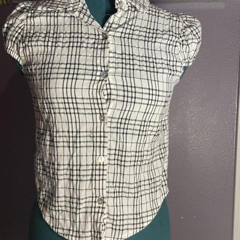Romeo Romeo white/black plaid button up blouse with puffy sleeves 
Could fit small or XS #preppy #plaid #cute #y2k