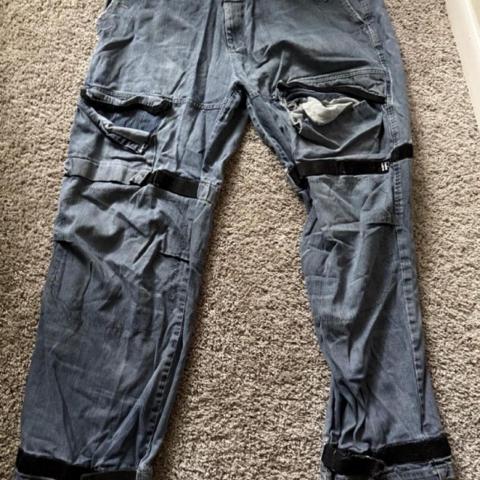 Y2K baggy gray cargo pants with black accents and adjustable waist and ankles #skater Men's Blue Denim Cargo Jeans Relaxed Fit Cotton Pockets Zip Button Size 42