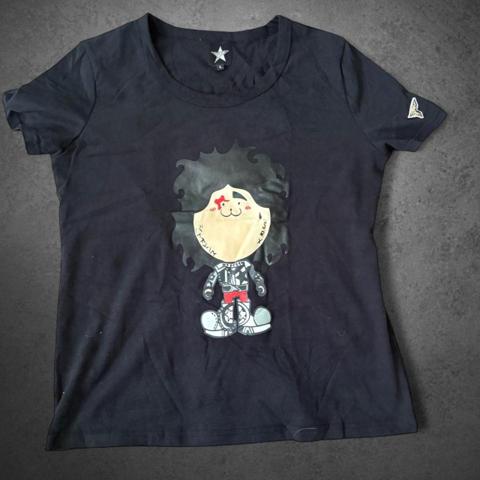 20471120 Hyoma Kiss shirt size large but fits small asl
