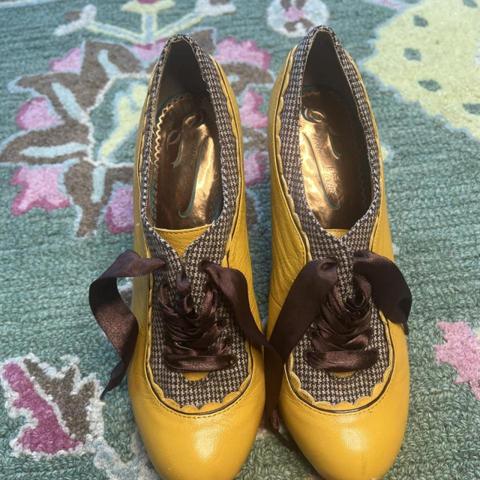 Vintage-style Poetic Licence "Backlash" mustard yellow leather and tweed lace-up oxford heels featuring scalloped trim and brown ribbon laces. Size EU 39.5
 #laceup #heels