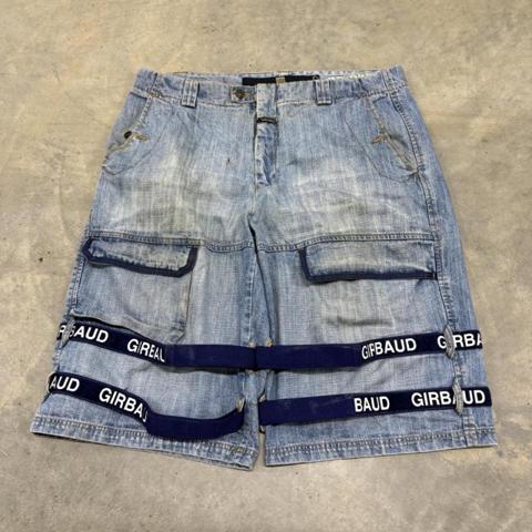 Baggy vintage Y2K Girbaud Jorts 

Size-38 waist 

-no rips 
-marks and discoloration as shown 
-must have Y2K essential