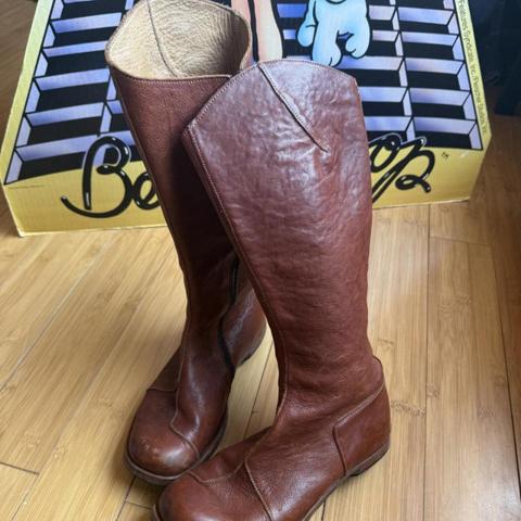 Hand Made Brown leather Knee-high Cydwoq Boots


#western #retro #leather #boots #vintage