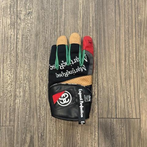 Stüssy x Martin Rose gloves with black, red, green, and tan leather panels
Size: L
Condition: 10/10
⚠️: only left hand glove
#martinrose #collaboration