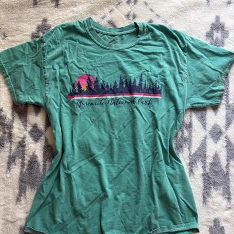Craige Mountain Yosemite National Park green cotton t-shirt with graphic of a sunset over trees #nationalpark #outdoors

small stain above logo (on second slide)