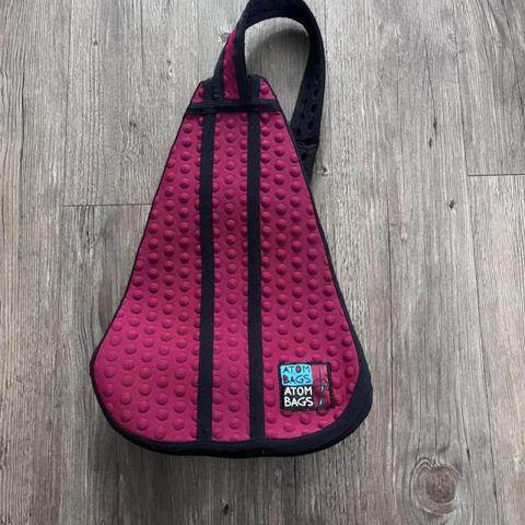 Grace barrand limited burgundy atom bag

crossbody sling bag

no major flaws other than normal wear and tear

created in the uk around the early 2000s by textile designer grace barrand. she made these bags for festivals and raves in the same era as craig morrison, cyberdog and many others

#gracebarrand #atombag #craigmorrison #rave #ravewear