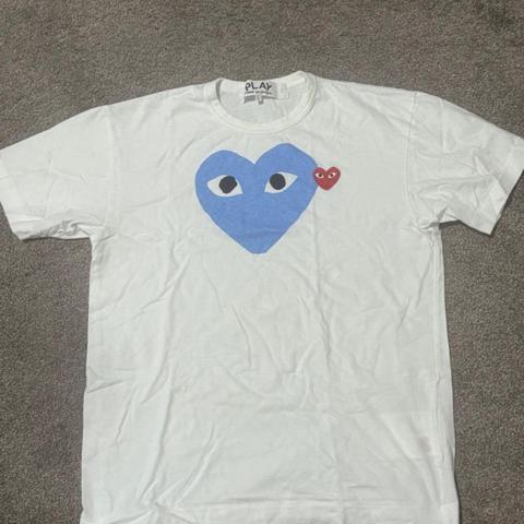 Comme des Garçons Play Heart Shirt with Blue printed heart and Red patched heart 
Never worn
Size - Large
#commedesgarcons #fashion #streetwear #hypebeast #y2k
