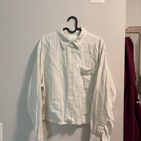 Uniqlo x J W Anderson women’s button up in size XL. Fits a Men’s M/S.