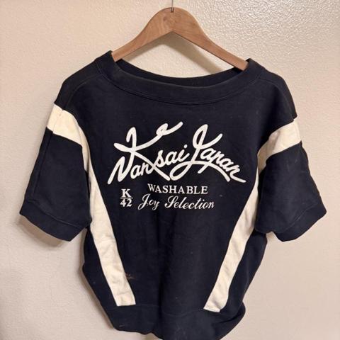 Vintage Kansai Yamamoto Short Sleeve Sweatshirt Kansai Japan Archival Black M

Vintage 80s/90s Kansai Yamamoto short sleeve crewneck sweatshirt in black with contrast cream side panels. Features front cursive "Kansai Japan / Washable Joy Selection" spellout graphic with authentic Japanese inner care tag. Unique wide-neck boxy fit.
Message me for any questions 
Some bleaching spots
 measurements are provided (ask for more)

⁠#kansaiyamamoto⁠ ⁠#japanesebrand⁠ ⁠#archivalfashion⁠ ⁠#streetwear⁠