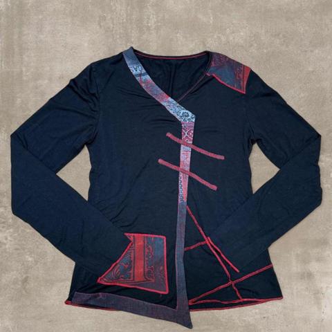 vintage y2k avant-guard knit top

euro/y2k, super soft, featuring contrast red raw-edge exposed stitching and mixed printed panels

16” ptp
22” long

can fit S-M

perfect condition - no flaws

#y2k #euroy2k #copcopine #cybery2k #grungegoth

tagged cop coping for exposure

save the queen, cop copine, jean paul gaultier, morgan de toi, custo barcelona, per una, spencer alexis, free people, urban outfitters, cache
